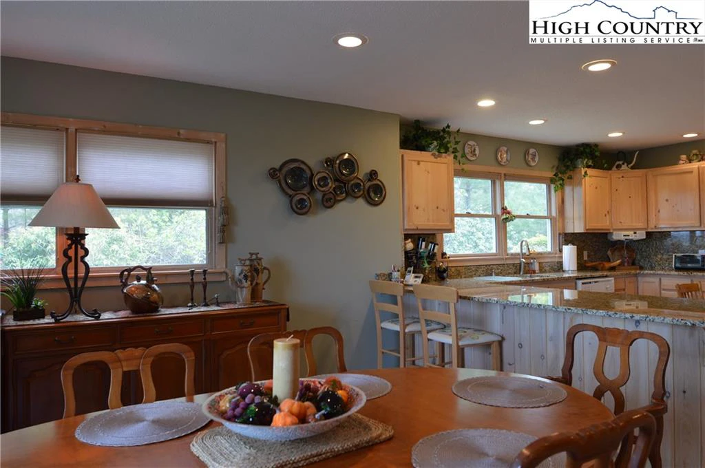 Image number 3 for the current listing