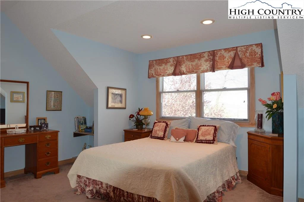 Image number 11 for the current listing
