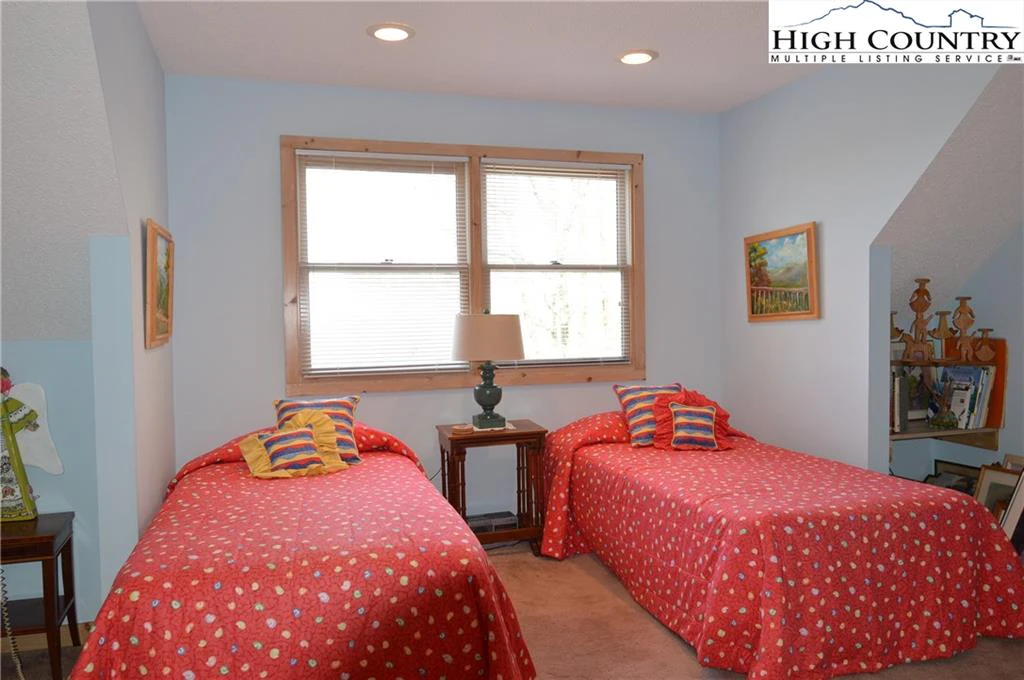 Image number 16 for the current listing