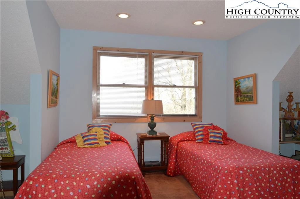 Image number 17 for the current listing