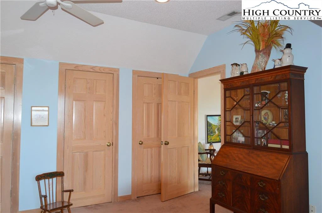 Image number 18 for the current listing