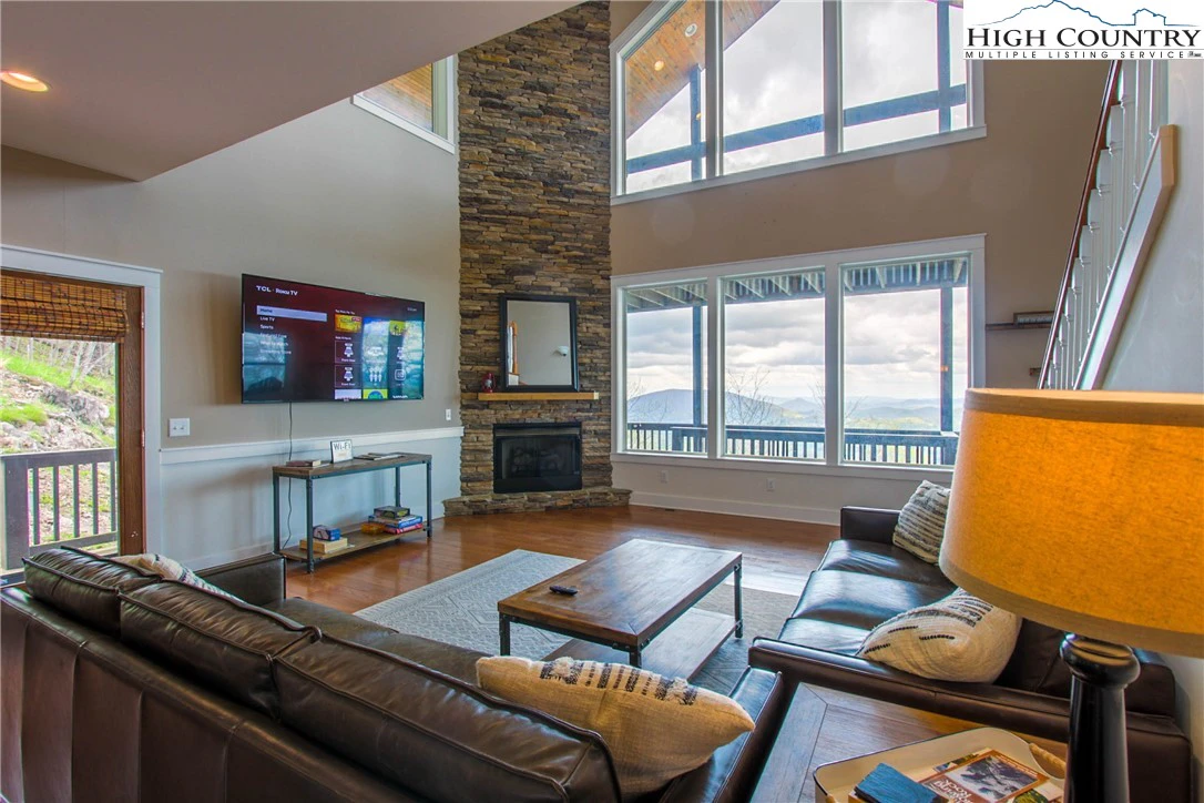 Image number 15 for the current listing