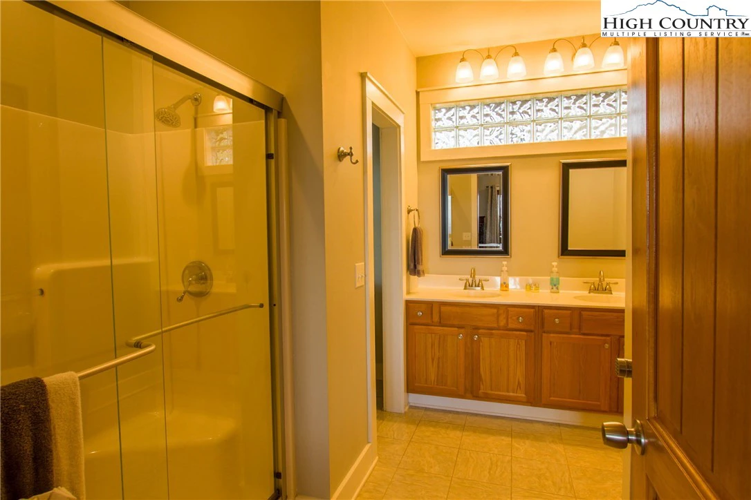 Image number 1 for the current listing