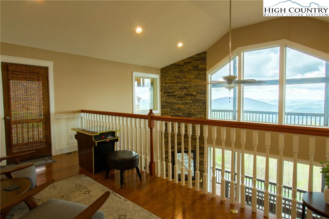Image number 11 for the current listing