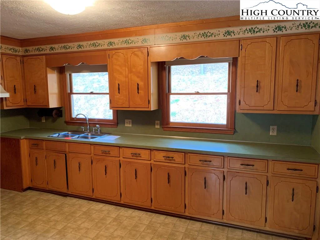 Image number 4 for the current listing