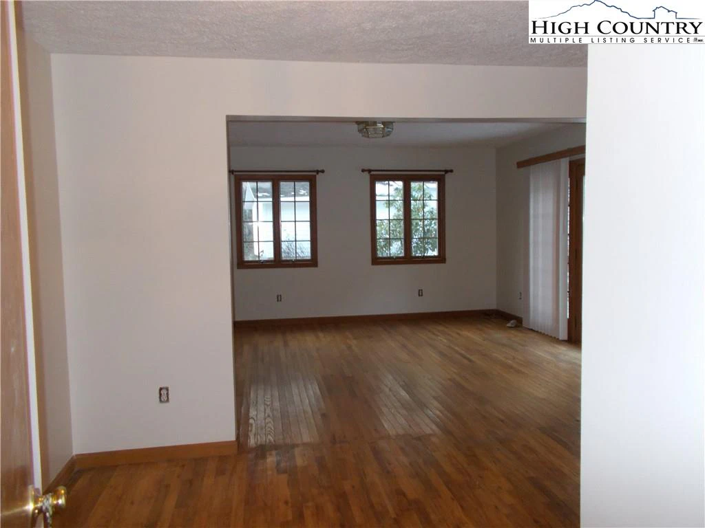 Image number 28 for the current listing