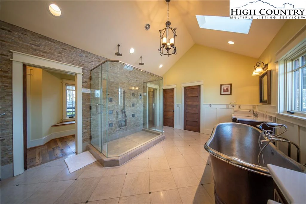 Image number 4 for the current listing
