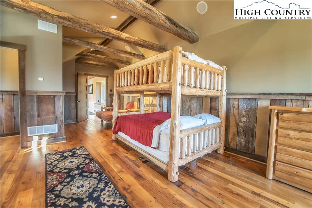Image number 11 for the current listing
