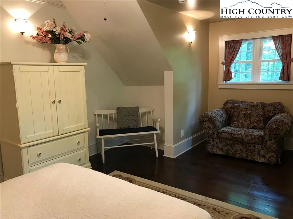 Image number 19 for the current listing