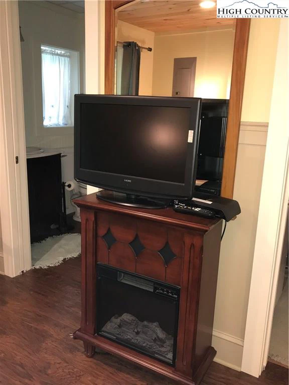 Image number 9 for the current listing