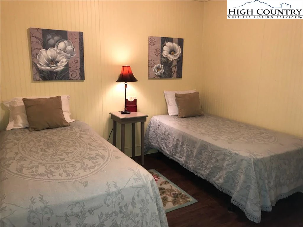 Image number 2 for the current listing