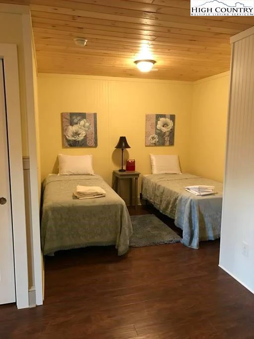 Image number 11 for the current listing