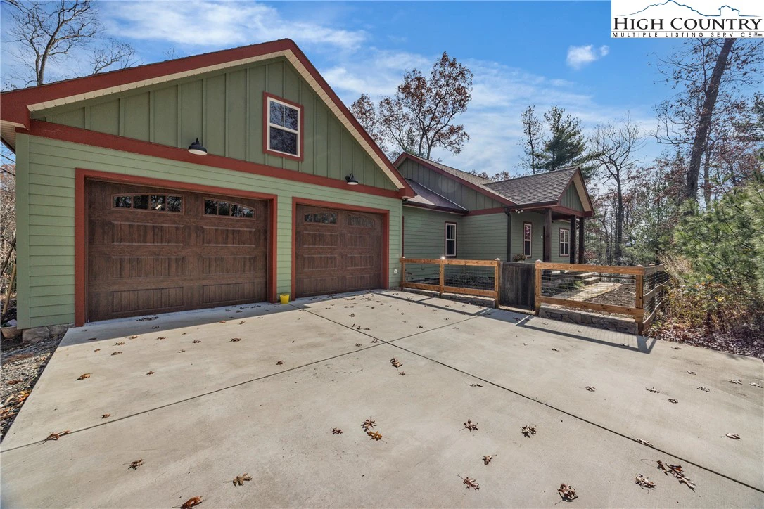 Image number 13 for the current listing