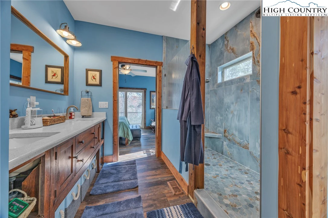 Image number 19 for the current listing