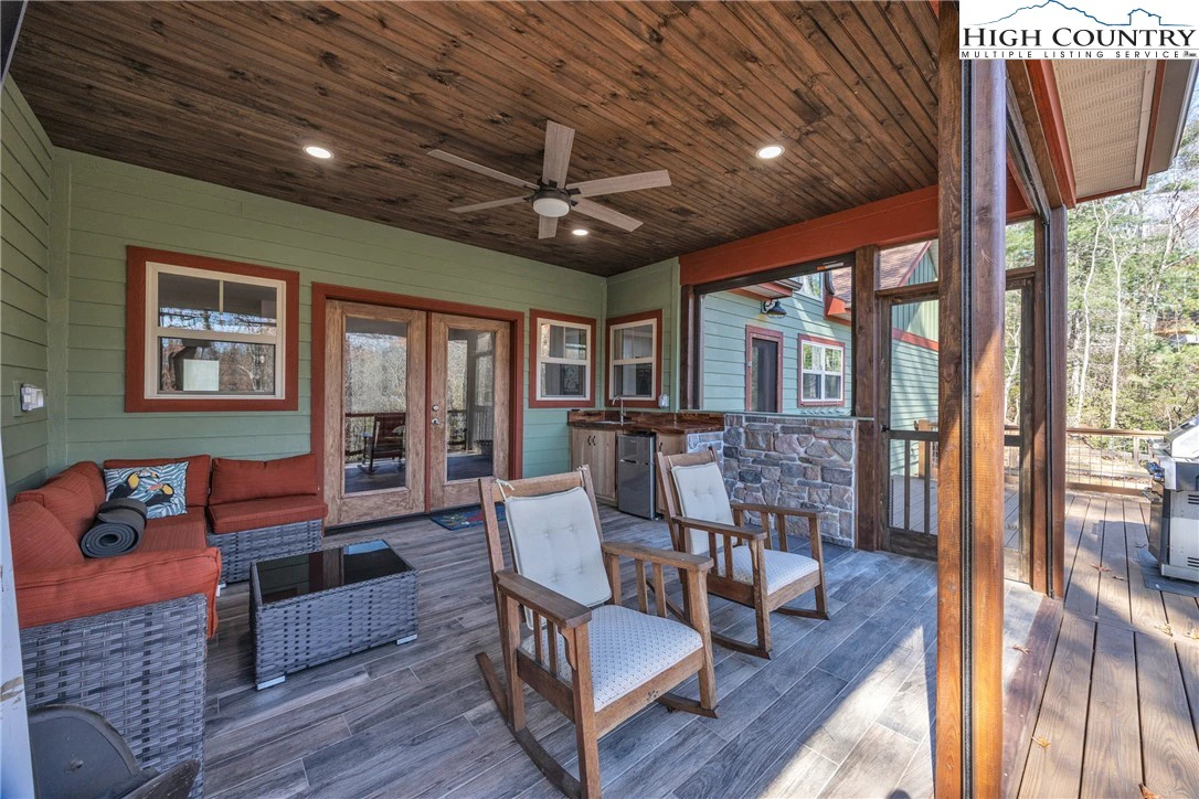 Image number 9 for the current listing