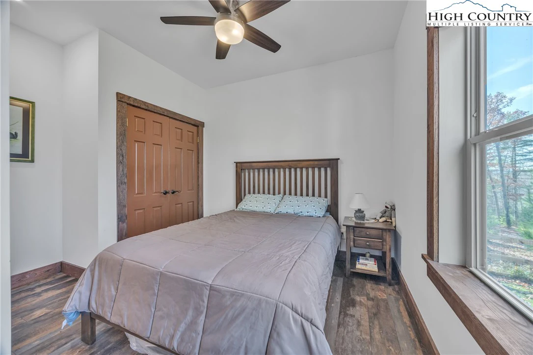 Image number 3 for the current listing