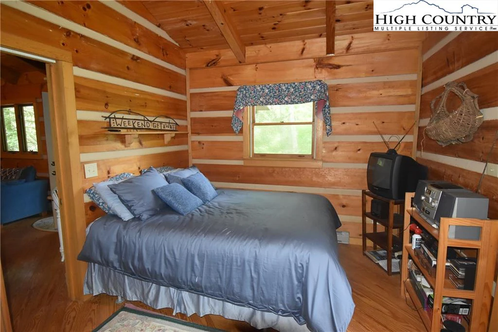 Image number 14 for the current listing