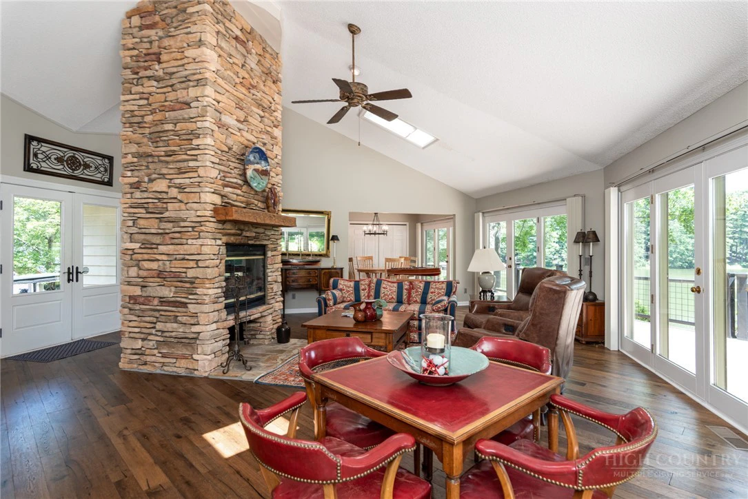 Image number 13 for the current listing