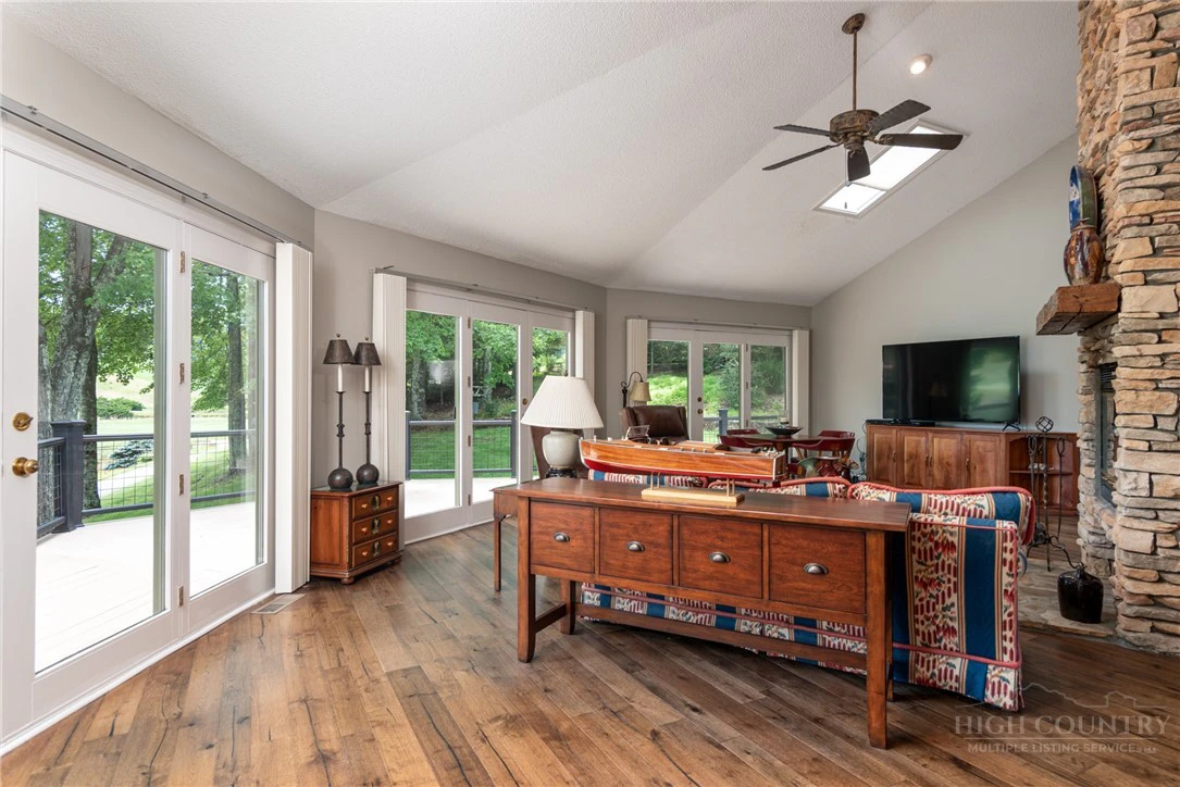 Image number 14 for the current listing