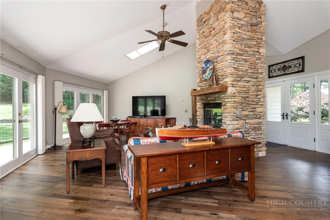 Image number 15 for the current listing