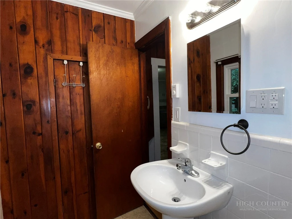 Image number 19 for the current listing