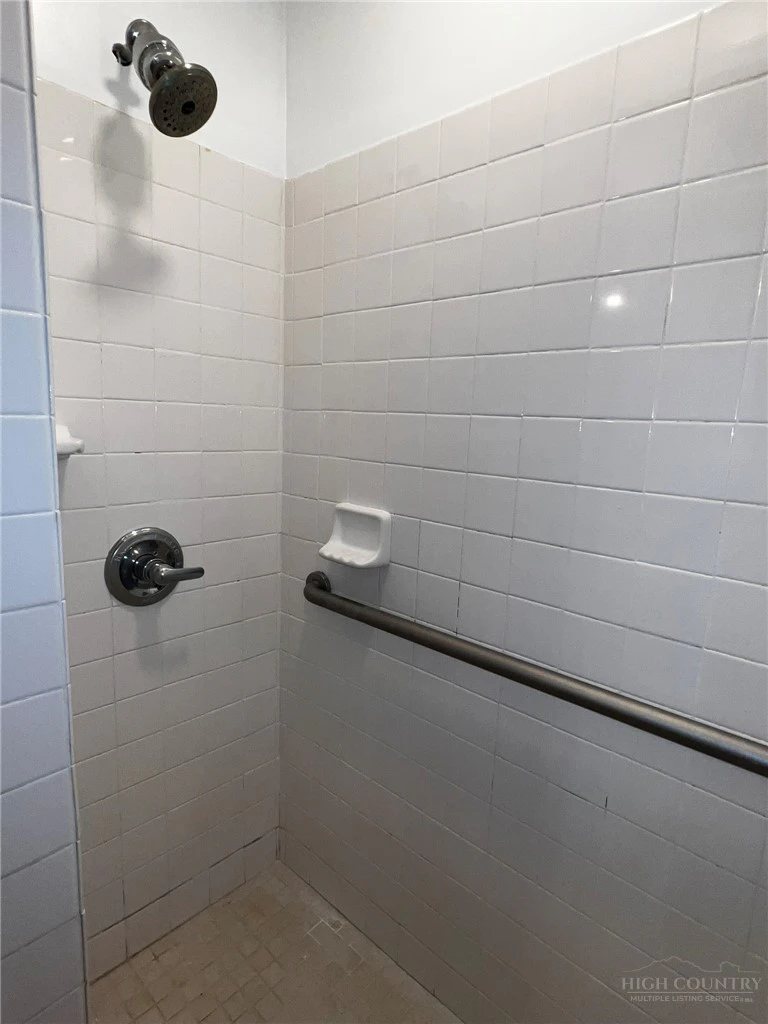 Image number 21 for the current listing