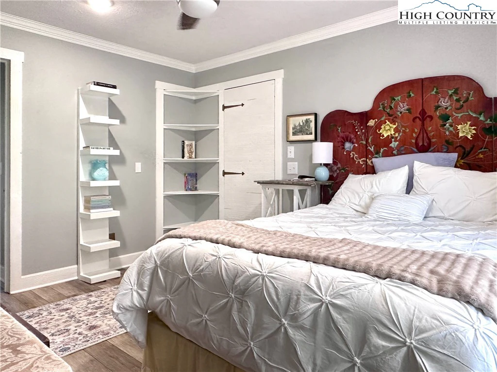 Image number 5 for the current listing