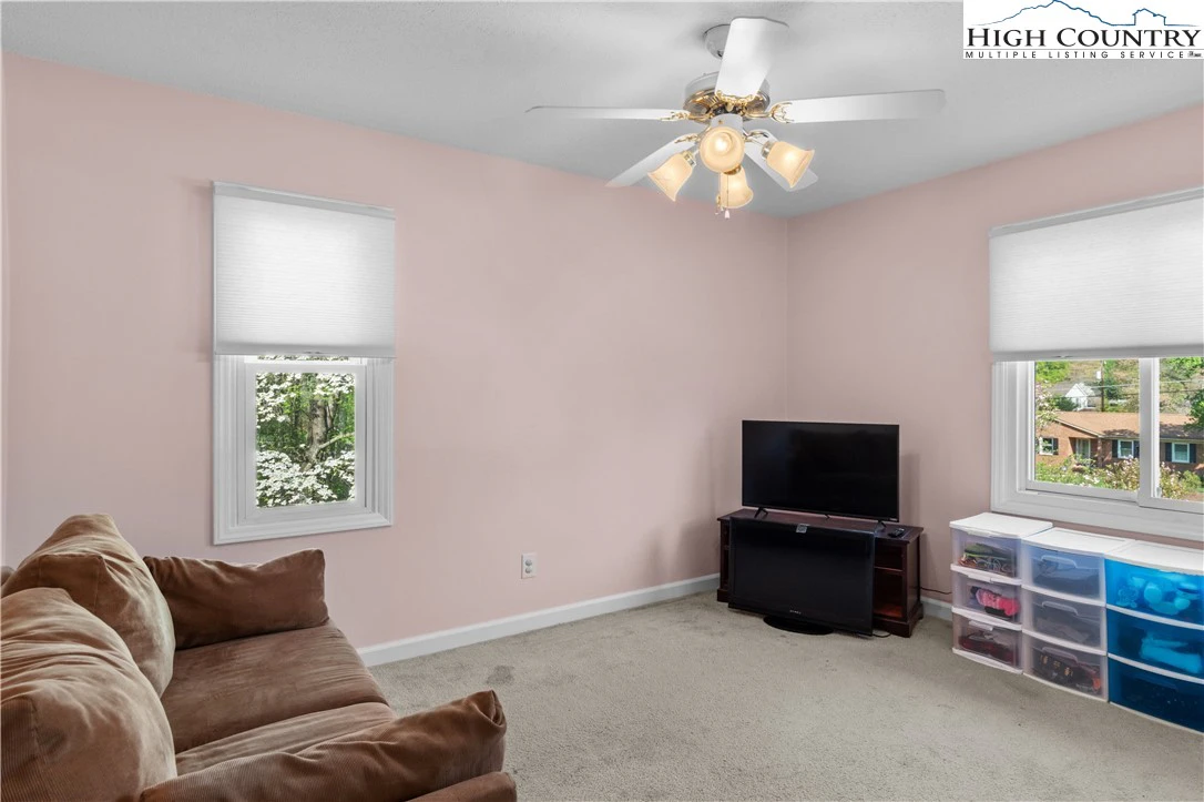 Image number 3 for the current listing