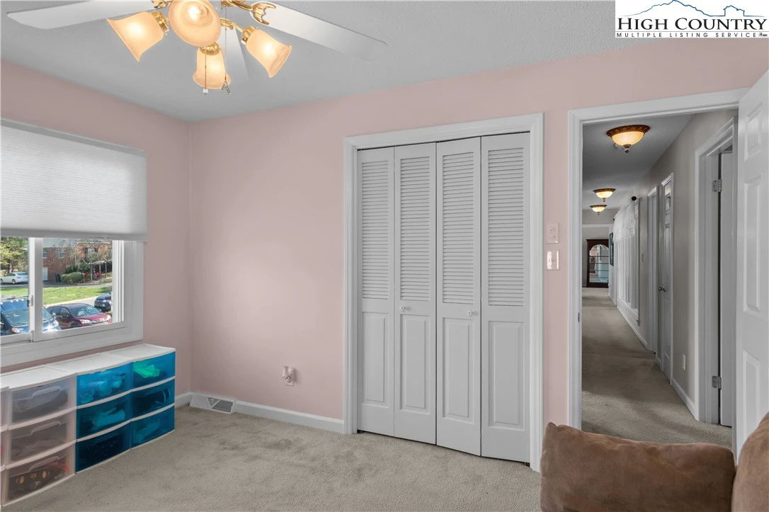 Image number 4 for the current listing