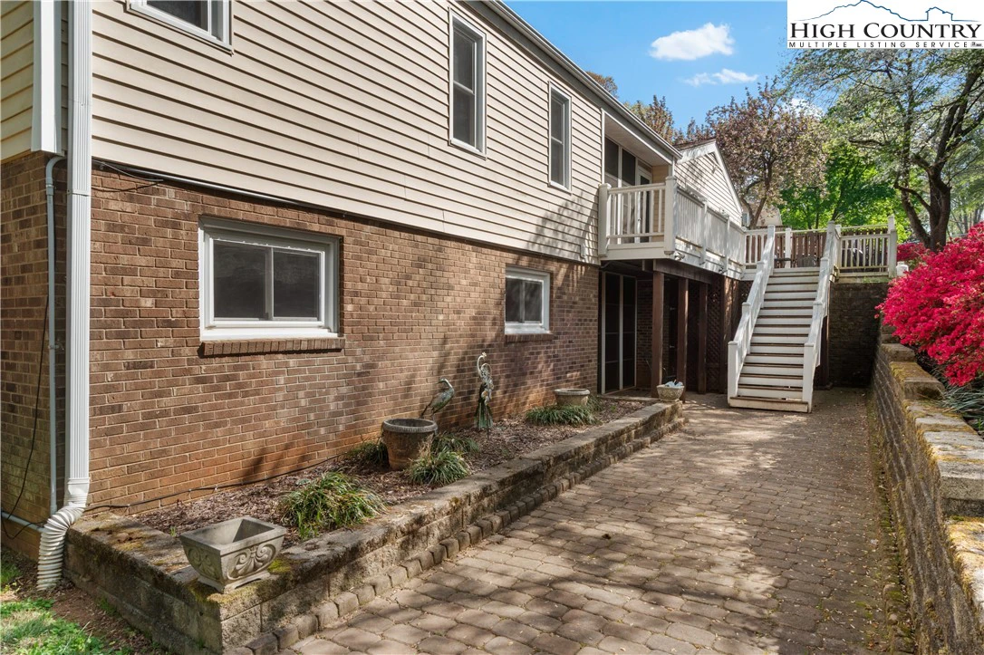 Image number 17 for the current listing
