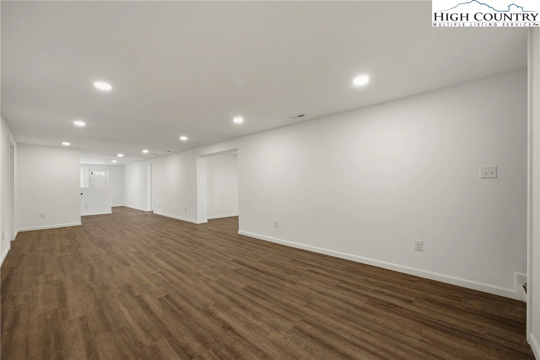 Image number 9 for the current listing