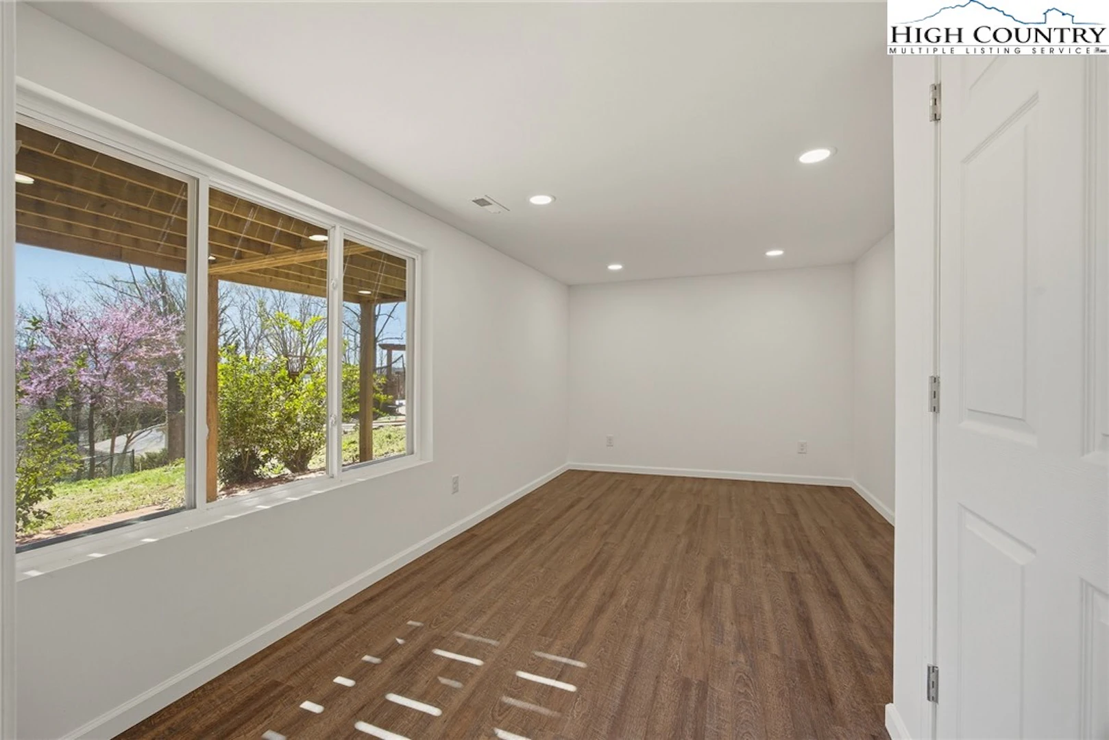 Image number 11 for the current listing
