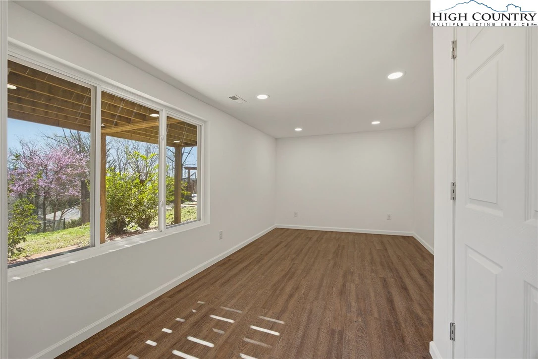 Image number 11 for the current listing