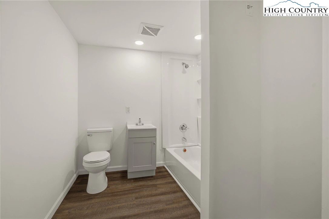 Image number 2 for the current listing