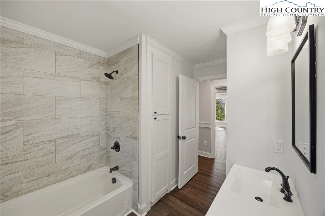 Image number 8 for the current listing