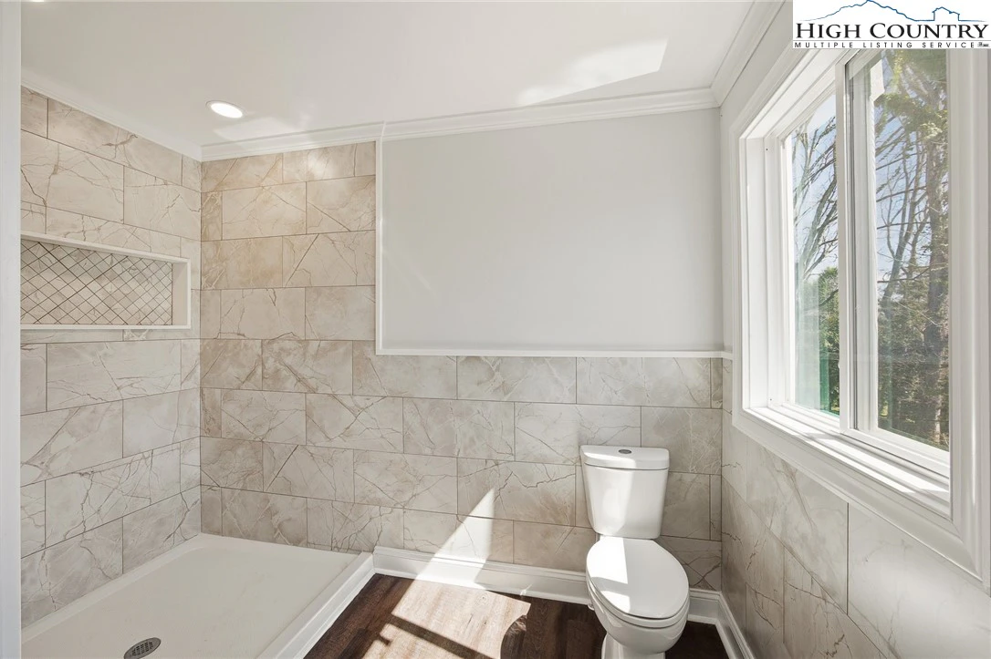 Image number 3 for the current listing