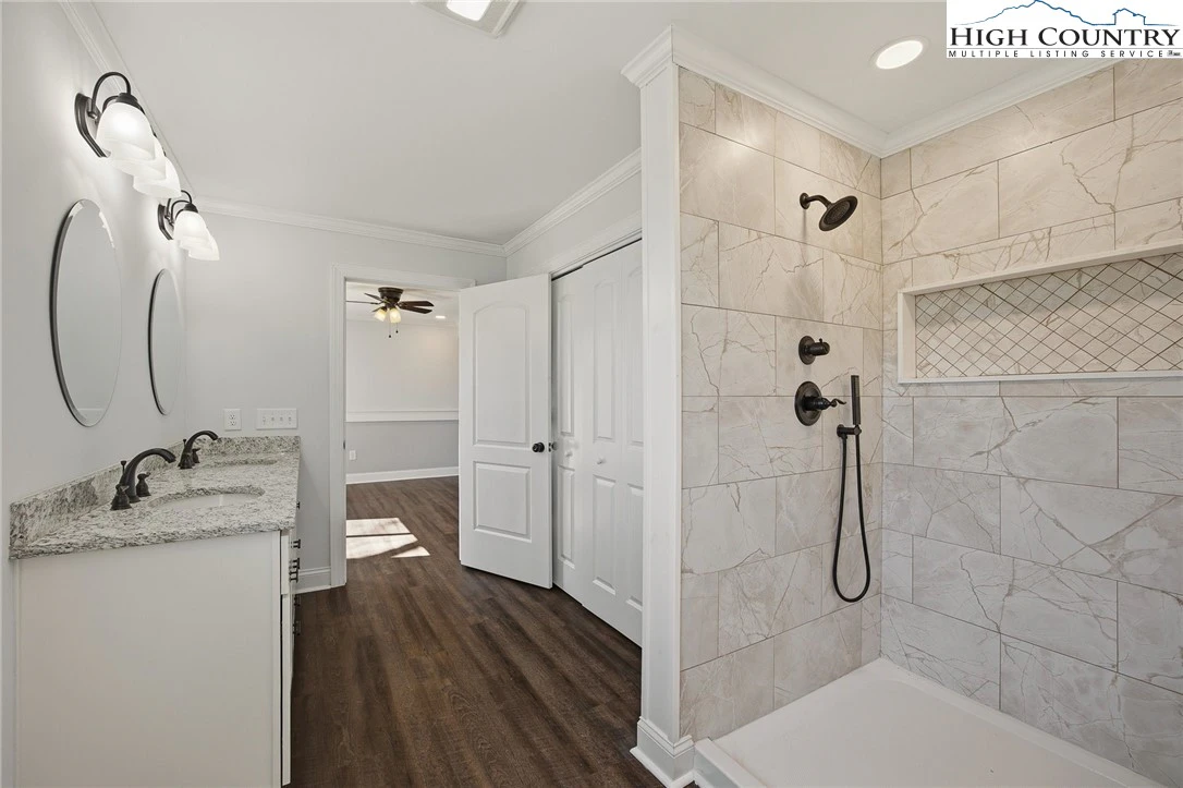 Image number 4 for the current listing