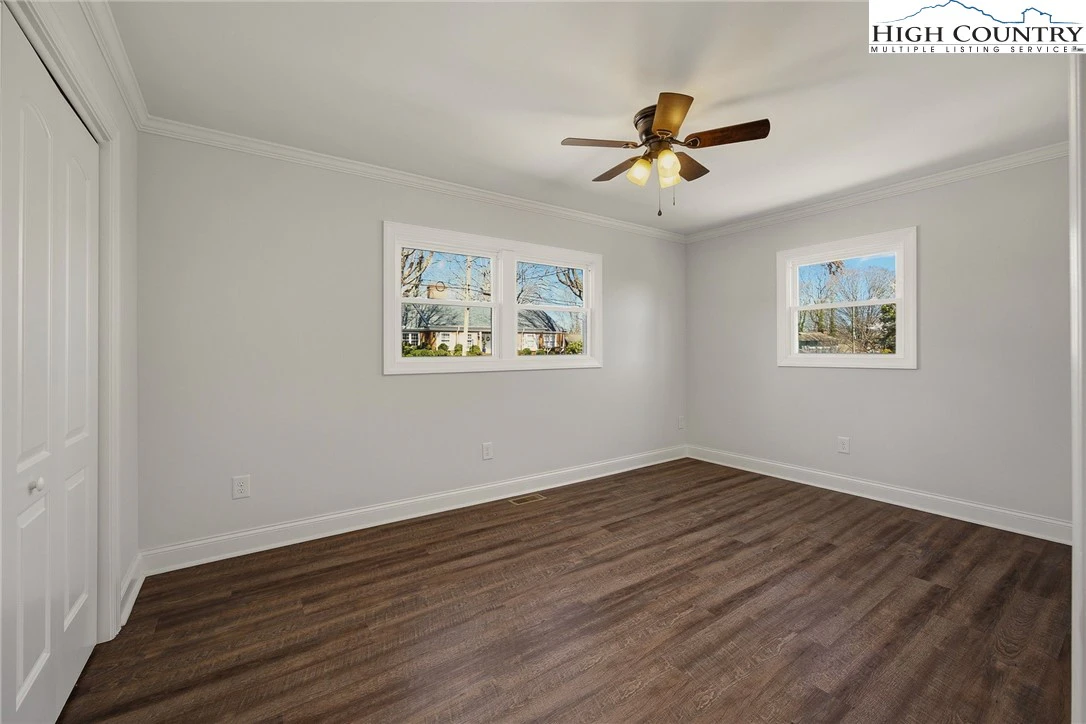 Image number 5 for the current listing