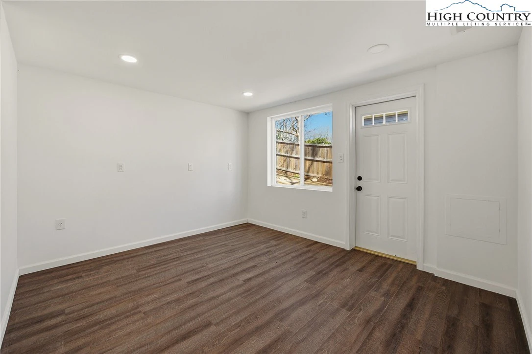 Image number 15 for the current listing