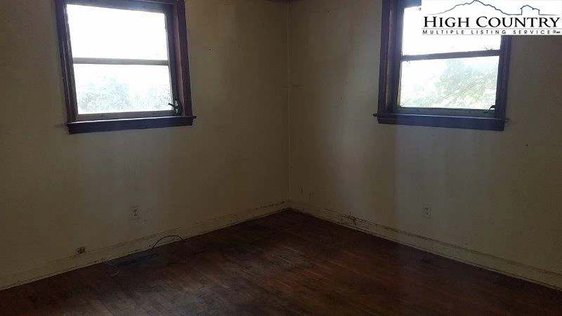 Image number 21 for the current listing