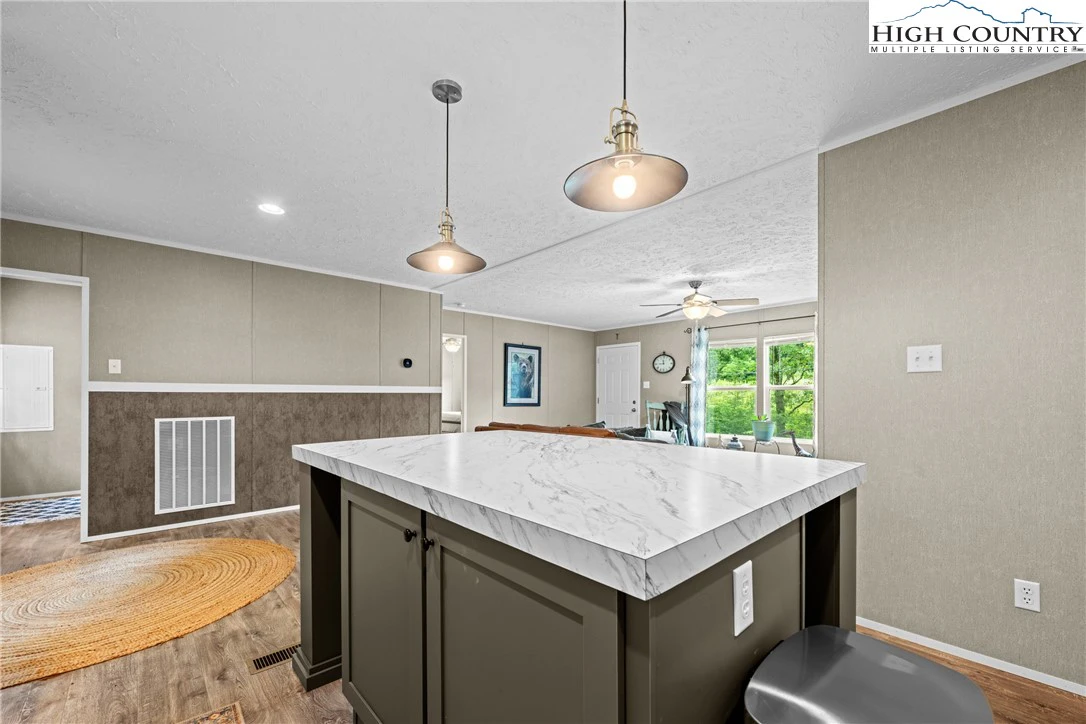 Image number 11 for the current listing