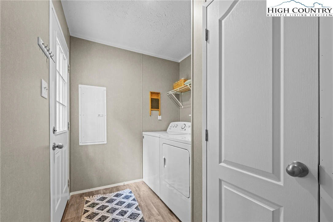 Image number 2 for the current listing