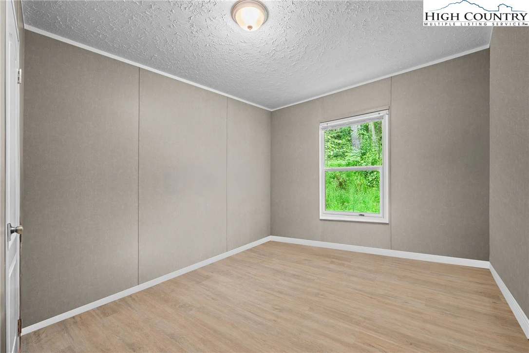 Image number 21 for the current listing