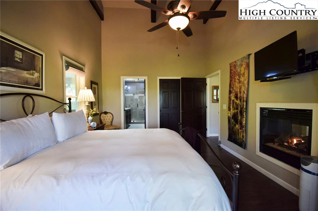 Image number 3 for the current listing