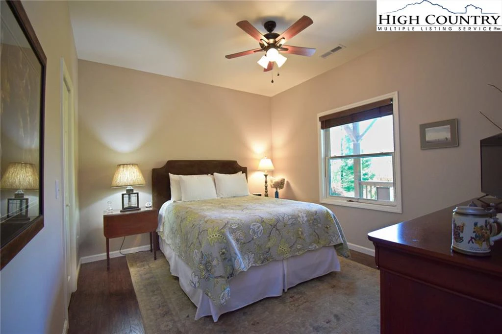 Image number 7 for the current listing