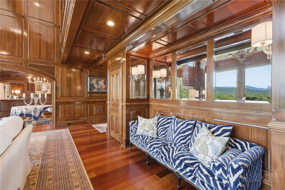 Image number 15 for the current listing