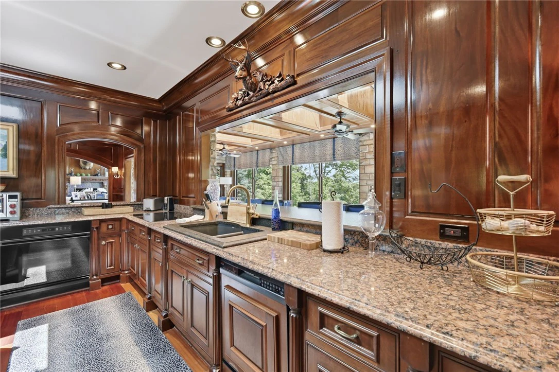 Image number 19 for the current listing