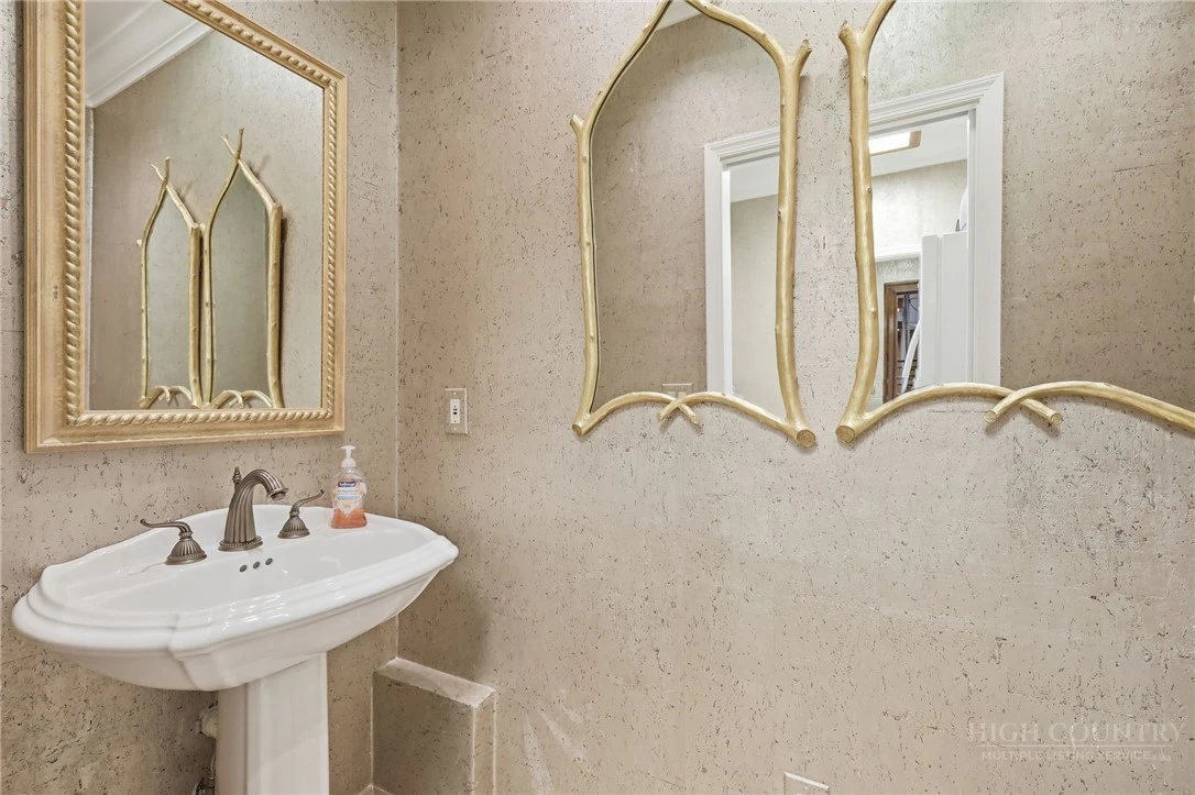 Image number 20 for the current listing