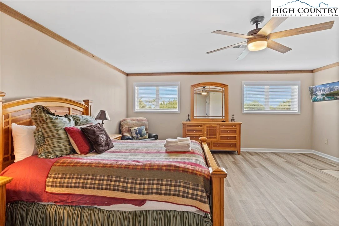 Image number 9 for the current listing