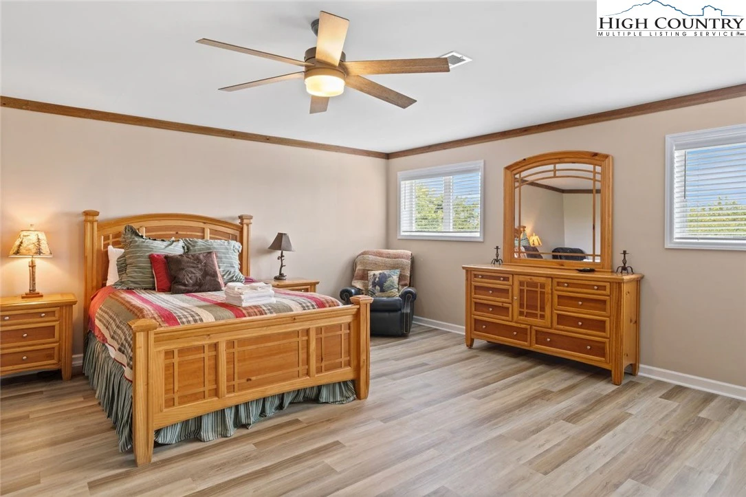 Image number 8 for the current listing